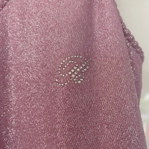 Blumarine top  - världens finaste rosa glitterlinne ifrån Blumarine strl M, superfint skick. Köpare står för fraktkostnad 