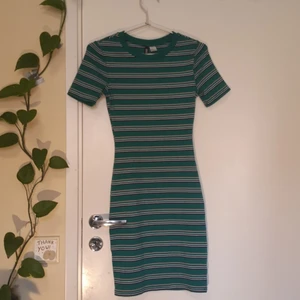 Klänning - Grön klänning med med vita, svarta, ross ränder. Väldigt stretchig
