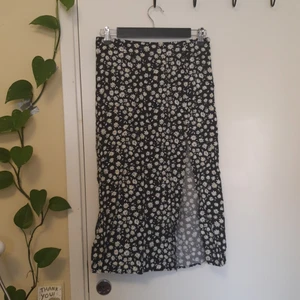 Blommig kjol - Säöjer för är för liten för mig. Ca 75 cm i midjan och 74 cm lång. Andra bilden är knapparna som soyyer över slitsen, för prydnad. Tredje bilden är dragkedjan i sidan av kjolen. Skriv för frågor/mer info🌷