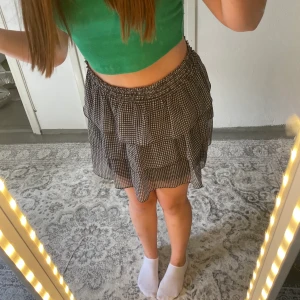 Kjol - Säljer denna fina kjol för den inte kommer till användning. Väldigt stretchig kjol så den sitter fint på S M och L