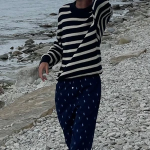 Stickad tröja - Stickad tröja från zara i storlek M, men skulle säga att den är en S! 