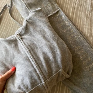 Juicy coutore set  - Köpte den på Plick förra veckan. Fick leverans av ett annat  sett än det jag betalt för. Jag säljer det därför vidare för en liten summa.  Toppnskick  som nytt! Inget äkthetsintyg.  Kan tänka mig att byta mot ett par juicy byxor i stl xxs. 