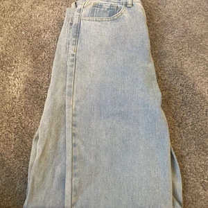 Jeans  - Säljet ett bara jeans i storlek S säljer dom pågrund av att jag inte använder dom. Dom har slits längst ner och dom är högmidjade💗 skriv för fler bilder 😘🫶🏼