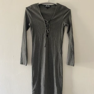 Grå klänning - Grå mellan lång klänning med snörning i mitten. Långärmad och sitter tajt🌸 Köpt för kanske 2 år sedan men använd högst 3 gånger så den är som ny😌  Köparen står för frakten 📦 