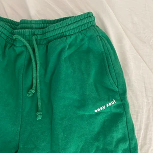 Mjukis - Fina mjukisbyxor - fina ihop med m vit topp och en keps! 