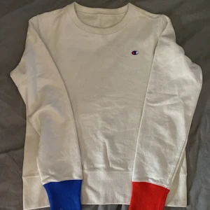 Champion sweatshirt - Tröjan e size medium och skulle säga att den e true to size men lite kort i armarna om man är längre. Inga tydliga täcken på användning då jag knappt använt den 