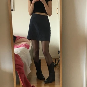 Rutig minikjol  - Blå rutig a-linje kjol från monki. Fin till hösten! 