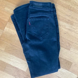Jeans - Levisjeans köpta på secondhand.