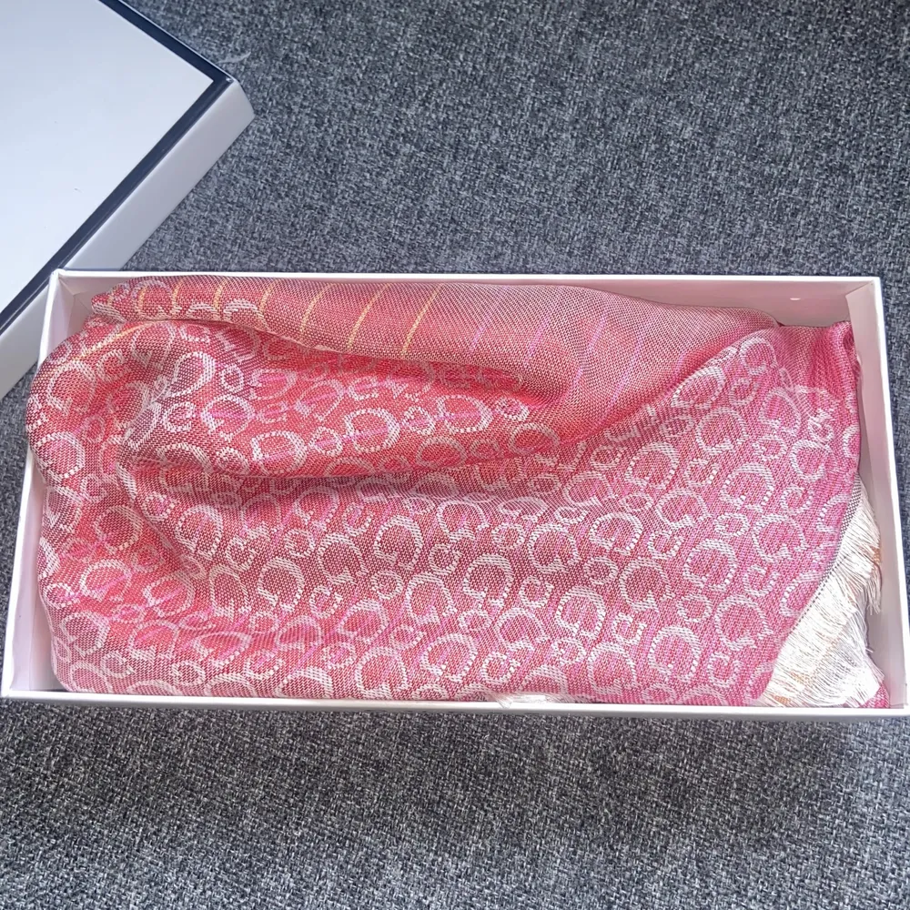 Säljer min nya Guess scarf. Den är inte använd, kommer med låda och lapp kvar. Denna är superfin, rosa som övergår till beige/ljusorange färg. Vill du ha fler bilder skickar jag det! Köpt för 700 kr. Säljer för 400. Accessoarer.