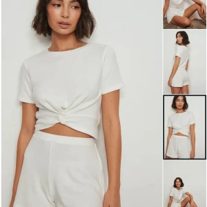 Vit croppad t-shirt med knut - OBS VANLIG VIT INTE GRÄDDVIT.Min absoluta favorit t-shirt med en liten twist. Tyvärr har den blivit för liten för mig😭😭😭 Trots användningen har den inga fläckar, upprivna sömmar eller andra tecken på användning. Jag skickar fler bilder om du vill såklart!