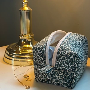 Necessär🤍 - egensydd necessär i grönt quiltat tyg 🤍 rymlig och perfekt till förvaring av hudvård, smink eller smycken!