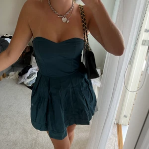 Cocktailklänning - Klänning från h&m storlek 36, så så snygg!!