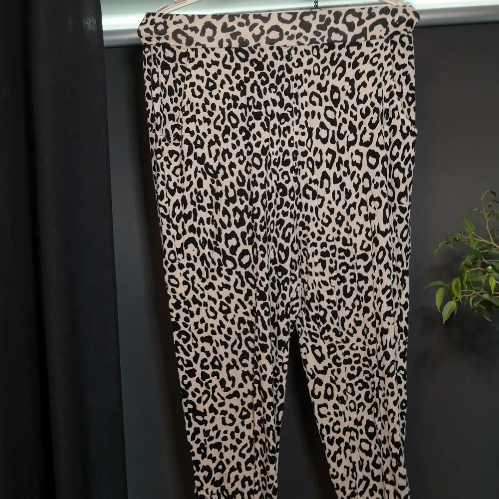 Ett par leopardmönstrade mjukbyxor. De är i ett tunt tyg och väldigt luftiga, väldigt sköna att ha på sig. Går inte hela vägen ner till fötterna. Något du undrar?😊😁. Jeans & Byxor.