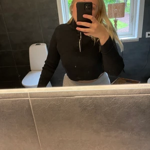 Ribbad tröja - Svart ribbad tröja från Gina tricot 