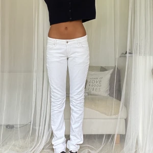 Low waist jeans - Vita raka low waist jeans från Levis. 571or ca 28/34. Jag är 176 så dom är långa❤️ 