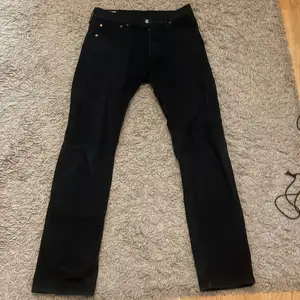 Svarta Levis 501 jeans. Köptes för 1000kr, säljer för 500kr. Säljer eftersom dom är för små. Storlek- W29, L32