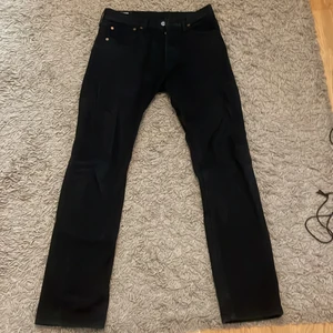 Levis 501  - Svarta Levis 501 jeans. Köptes för 1000kr, säljer för 500kr. Säljer eftersom dom är för små. Storlek- W29, L32
