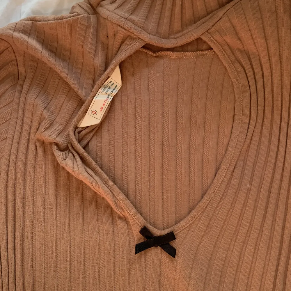 Jättefin tröja från Odd Molly med fin öppning i ryggen.  Den är endast använd ca 3 gånger men säljer då den inte kommer till användning 💞 Köpt för ca 900kr. Storlek 0 men sitter ungefär som en XS-S. Toppar.