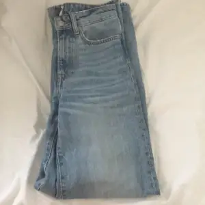 Ljus blåa jeans ifrån lager 157 strl xxs fast passar xs-s. Använda men i bra skick. DM för mer bilder och info 