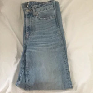 Jeans  - Ljus blåa jeans ifrån lager 157 strl xxs fast passar xs-s. Använda men i bra skick. DM för mer bilder och info 