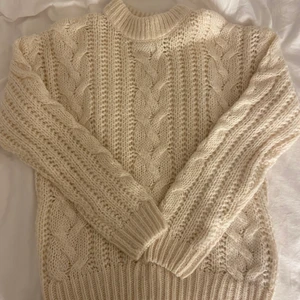 Stickad tröja - Säljer denna skitfina stickade tjocktröja!💕💕