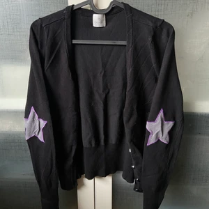 ”Zadig” kofta med stjärnor  - Säljer denna kofta med stjärnor på armbågarna som ger en känsla av zadig & lite sthlmstil från 90talet 🫶🏼💜 säljer pga att den inte kommer till användning, finns i DM för bilder/info, köpare står för frakt 📦 