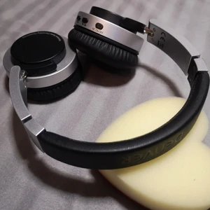 Hörlurar  - Hörlurar,kan vara både trådlösa men också med sladd. Haft dom länge men använda fåtal gånger. Det är hörlurarna och sladden som är med men INGEN laddarsladd. Jag minns inte hur allt fungerar men det går att experimentera för att lista ut😊😁Något jag glömt?