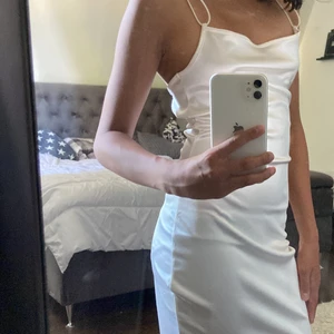 Klänning  - Jag är runt 150cm lång och längden till mig är perfekt, så runt om du är 150-160cm lång så är det perfekt längd (Vad jag tycker iaf) matchar till väldigt mycket och man kan både ha den som tex festklänning men samma som en finmiddagsoutfit.