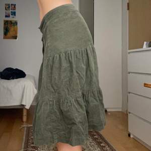 Superfin grön kjol i typ manchester material! 70kr eller högsta bud exklusive frakt (60kr)💞