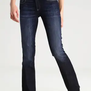 Ett par supersnygga bootcut jeans från zalando. Säljer på grund av att de är alldeles för stora på mig. De är i jätte bra skick och aldrig använda. Köpta för 629kr. Köpare står för frakt. / kom privat för frågor💗💗