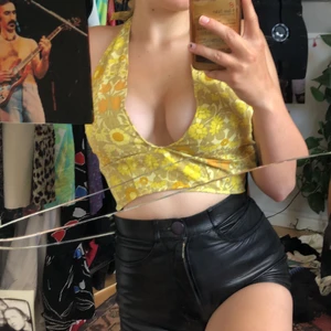 Gulblommig halterneck - Gulblommig halterneck jag sytt av material köpta på secondhand! Säljer den då den blev lite förliten..! Rekommenderar till Xs-S! 