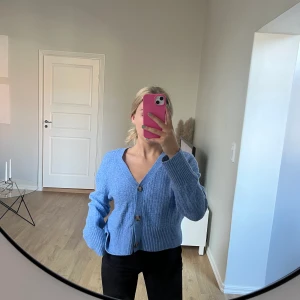 Zara kofta - Blå superfin kofta från zara, säljer då den ej kommer till användning. Köparen står för frakt💗💗