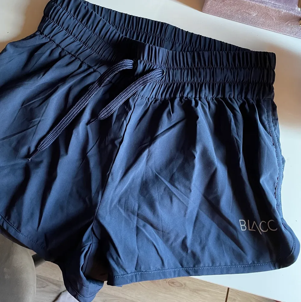 Hur fina shorts som helst från blacc, köpta för cirka 300kr och säljes nu för endast 69kr + frakt på grund av att de inte kommer till användning längre !! De är i nyskick . Shorts.