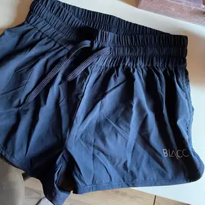 Hur fina shorts som helst från blacc, köpta för cirka 300kr och säljes nu för endast 69kr + frakt på grund av att de inte kommer till användning längre !! De är i nyskick 
