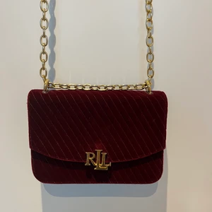 Lauren Ralph Lauren Madison Crossbody - Superfin Ralph Lauren crossbody väska i sammet och skinn, färg burgundy (mörkröd) nypris 2000kr, denna färg säljs inte längre  Väskan är i absolut nyskick  600kr