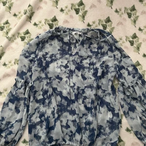 Blommig blus  - Blommig blus från ellos. Lite genomskinlig. Inte tight passform