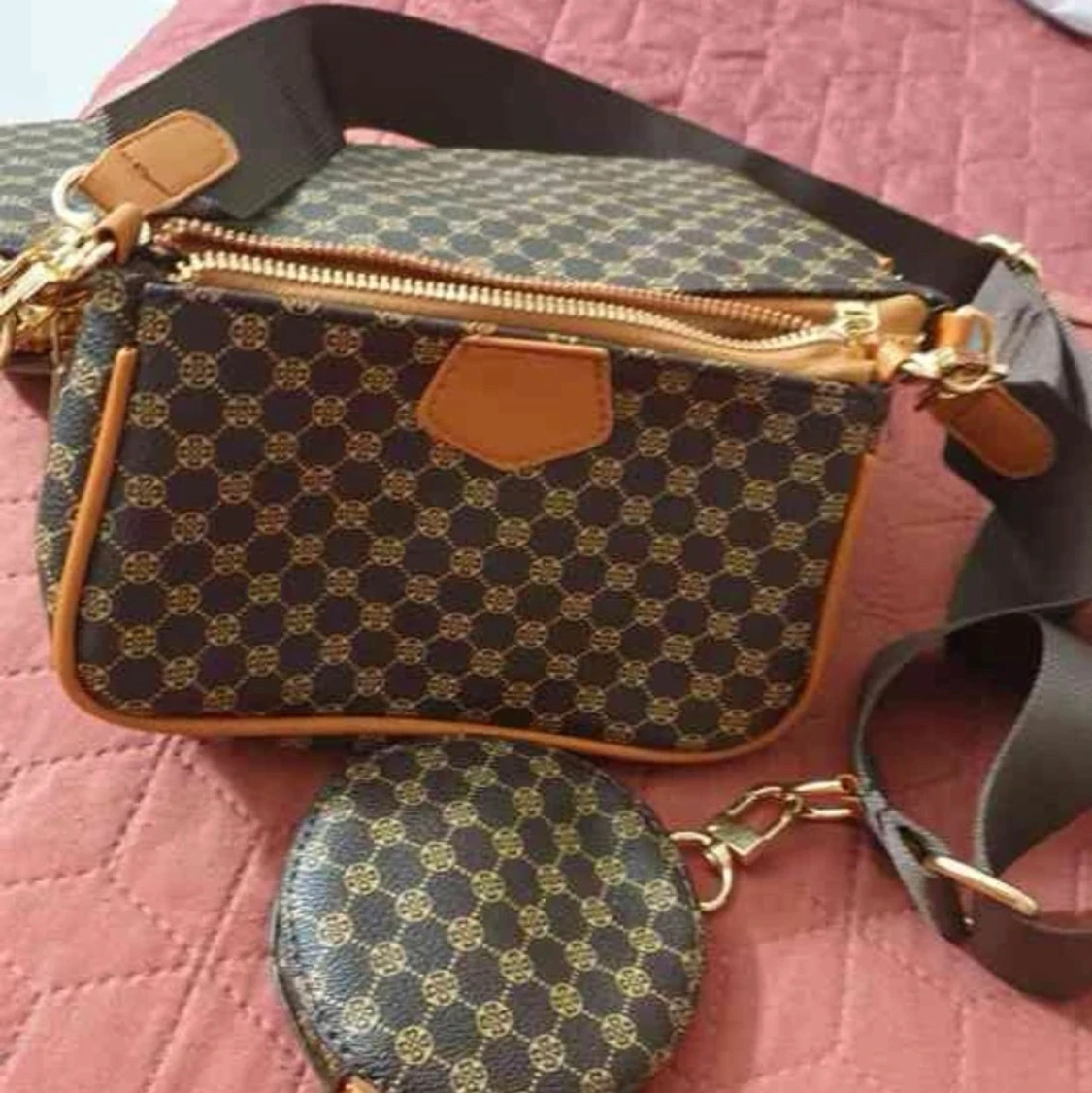 Hej! En väska som ja beställde till min dotter men hon gillade inte denna väska så jag tänker att ja säljer den!😊 Köparen står för frakten.