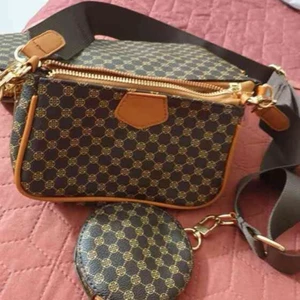 Hej! En väska som ja beställde till min dotter men hon gillade inte denna väska så jag tänker att ja säljer den!😊 Köparen står för frakten. - Väldigt bra skick👍🏻