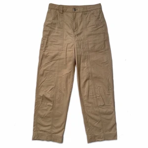 Cargo Jeans  - Beiga cargo jeans, relativt bra skick, lite små slitna där back, straxs över ankeln för en som är 182