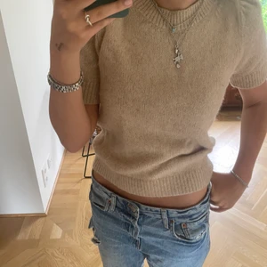 Stickat kortärmad tröja - En super fin krämbeige kortärmad tröja från COS🤎🤍 använd ett fåtal gånger, därför i nyskick🧸(nypris 1200) bud på 950kr