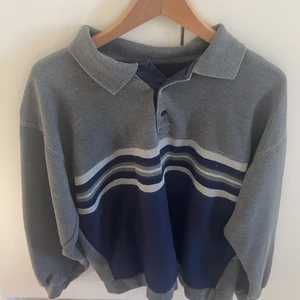 Tröja - Jättefin vintage tröja med krage! Säljer då den tyvärr inte kommer till användning! Köpare står för frakt!💕