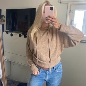 stickat hoodie - Stickad hoodie i skönt material från hm! Bra kvalite och inga defekter, storlek s! Fraktar endast och hör av er vid frågor 🍷🧟‍♀️👽 (använder ej ”köp nu” funktionen) 