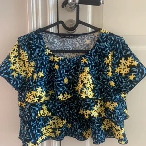 Blommig topp från Zara storlek s - En fin blommig topp från Zara i storlek s. 