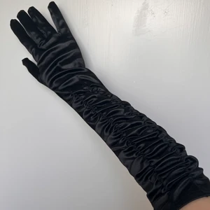 lyxiga handskar - åååh dessa är så fina, men använder inte. otroligt lyxigt material! om ni hör av er och inte använder ”köp nu”- funktionen kan jag fixa billigare frakt!
