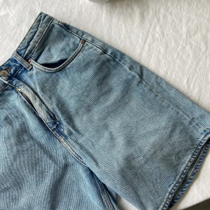 Jeansshorts blåa - Ett par blå jeansshorts från weekday som varit mycket älskade men tyvärr inte passar längre. Storlek 36, högmidjade. Lite längre i benen och passar till allt. Köparen står för frakt🥰
