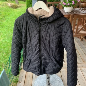 Vår/höstjacka  - Fodrad i mysigt material, bröst/mage och ryggen. Fickor utan blixtlås