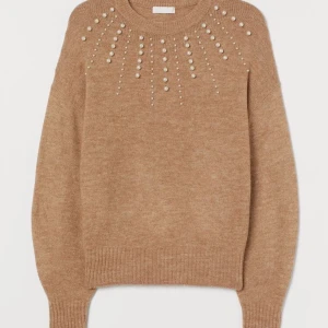 Trendig Hm tröja med vita pärlor  - Mysig stickad tröja med vita pärlor. Säljer på grund av att den inte kommer till användning längre.