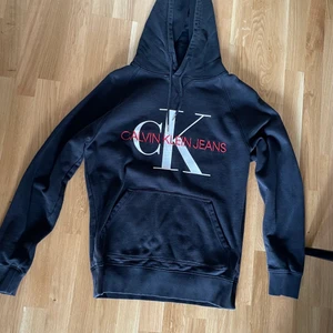 Calvin Klein hoodie  - Skön Calvin Klein hoodie i bra skick. Ny pris ligger runt 1200kr 