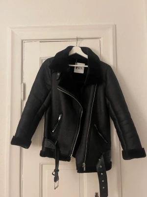 Jacka - Svart fodrad jacka. Den är så skön och perfekt nu med kallare väder. Jackan är sparsamt använd, öglan för att hänga upp jackan har lossnat men kan enkelt fixas :)