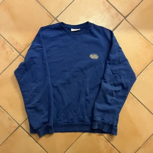 Multiverse tröja - Multiverse tröja storlek L, skulle dock säga att den sitter lite mer åt M hållet. 